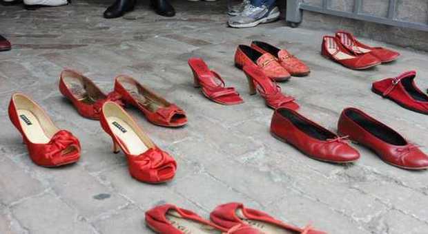 Scarpe rosse contro il femminicidio oggi la raccolta anche a Viterbo