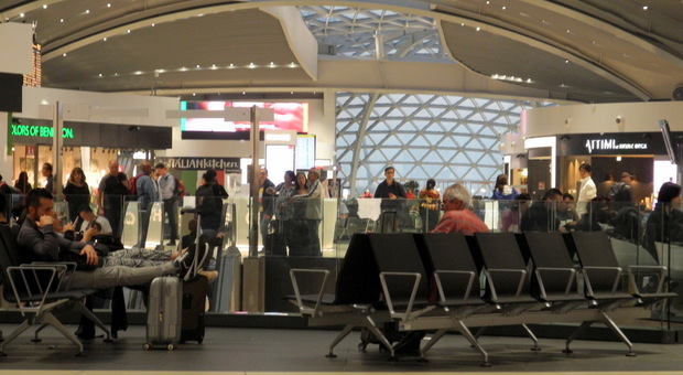 Fiumicino, sorpresi a rubare profumi al duty-free dell'aeroporto: denunciati due passeggeri