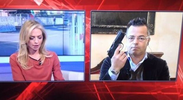 Milano, il sindaco leghista in tv con la pistola: polemica su Buonanno