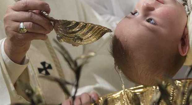 Il Papa alle mamme: "Allattare in chiesa si può". Francesco battezza 26 bimbi in Cappella Sistina