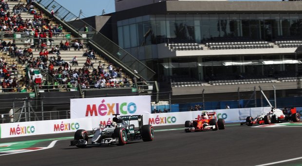 La Mercedes davanti alla Ferrari in Messico