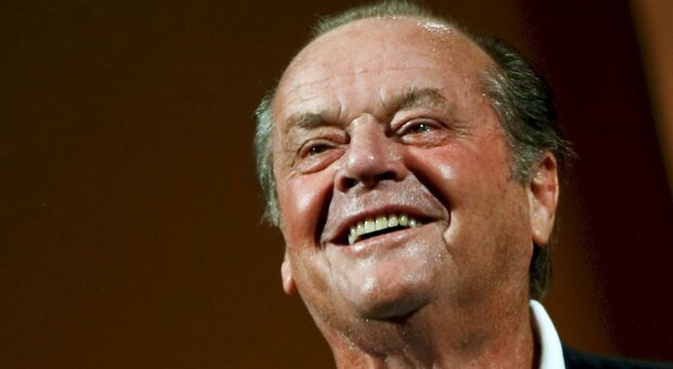 Jack Nicholson come sta? L'attore è stato avvistato sul balcone di casa sua trasandato e assonnato