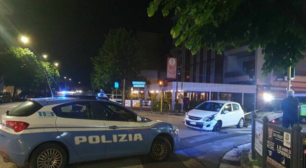 Cassino, volano dallo scooter e distruggono un'auto: due feriti. Coinvolta Volante della polizia