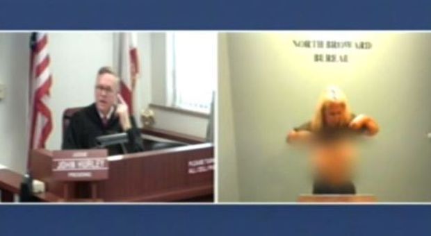 La pornostar arrestata provoca il giudice in topless durante l'udienza