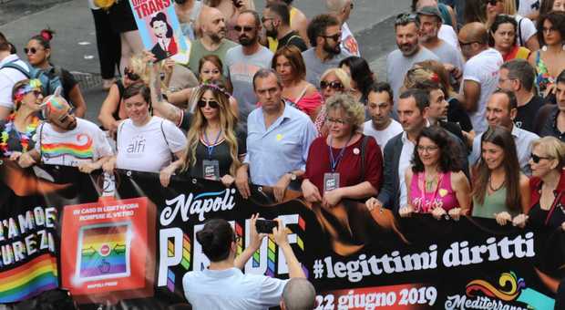 L'orgoglio arcobaleno sfila a Napoli, de Magistris: «Basta odio e rancori»