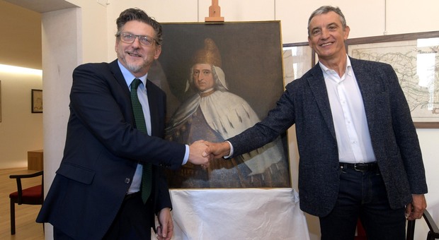 Da sinistra il sindaco Edoardo Gaffeo e il presidente Giovanni Boniolo con il ritratto di Alvise Pisani