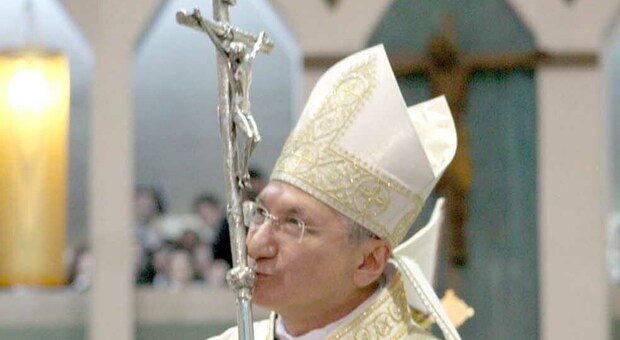 L'arcivescovo Filippo Santoro prega davanti alle statue della Settimana Santa: «Basta pandemia»