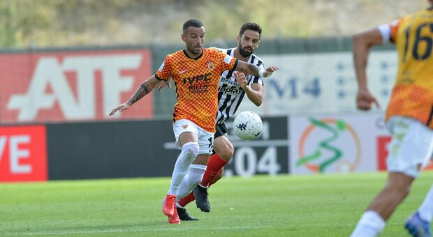Il Benevento vince 2-0 ad Ascoli con i gol di Sau e Roberto Insigne