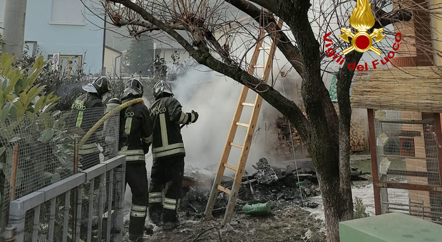 Incendio oggi a Magrè di Schio: in fiamme la casetta di legno nel giardino di una casa