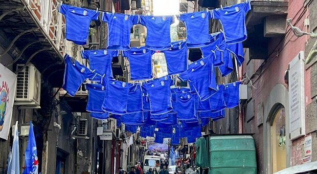Le magliette dell'Italia stese nei vicoli di Napoli prima di Italia-Inghilterra
