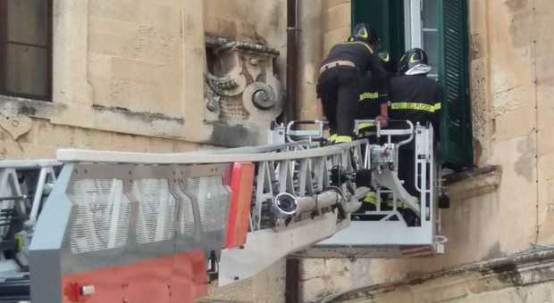 Piazza Duomo, irruzione in casa dei vigili del fuoco: cercavano donna scomparsa