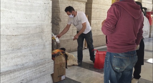 Napoli, cucinano e portano cibo ai senzatetto in Galleria