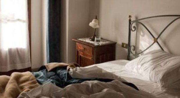 Rifare il letto fa male alla salute, lo studio: "Ecco perché è meglio lasciarlo disfatto"