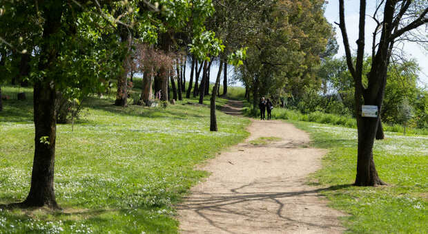Roma, va a fare jogging al parco e trova un uomo morto a terra. L'ipotesi dell'overdose