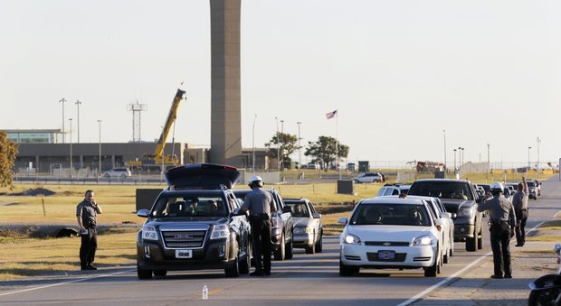 Usa, sparatoria all'aeroporto di Oklahoma City: uccide un uomo poi si suicida con un colpo alla testa