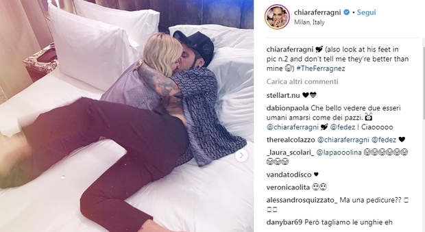 Chiara Ferragni e la foto con Fedez sul letto, ai fan non sfugge un dettaglio. «Orrore»