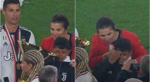 Festa Juve, Cristiano Ronaldo colpisce per sbaglio il figlio con la coppa
