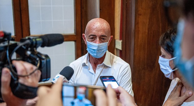 Focolaio migranti a Treviso, il dottor Rigoli: «Tutti asintomatici il virus perde forza»