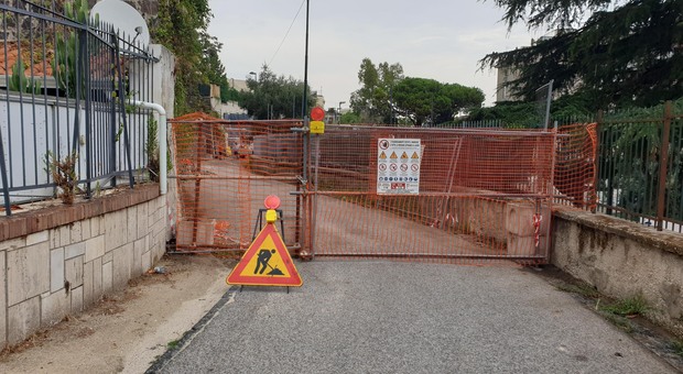 Napoli, nuovo crollo a Posillipo: off limits la strada riaperta dopo sette anni