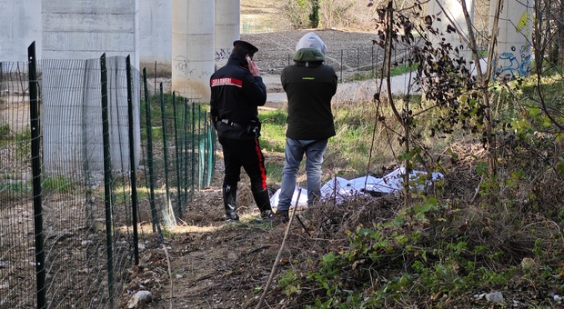 Trovato morto sotto il ponte di San Gabriele: indagini (foto Newpress)