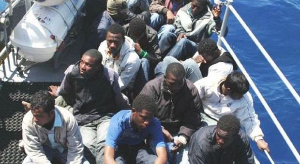 Migranti, sbarchi senza sosta: 360 soccorsi su un barcone arrivano a Palermo