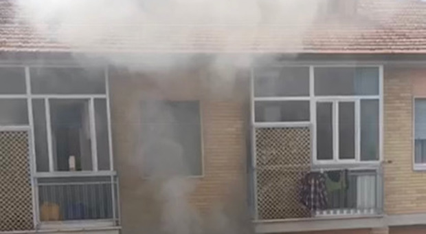 Ascoli, scoppia un incendio in casa: pompieri salvano un anziano invalido