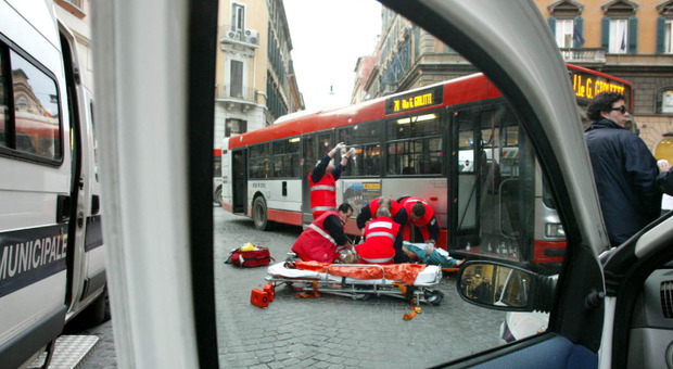 Roma, incidente in via Nazionale: motociclista finisce sotto un furgone, è grave