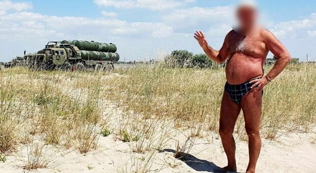Turista si scatta selfie in Crimea, ucraini individuano base militare russa