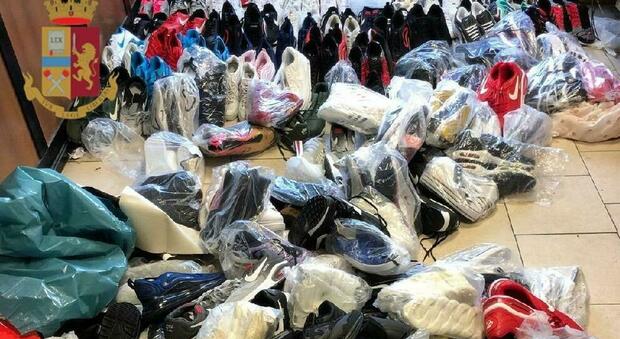 Napoli, scoperto il deposito del falso: 195 scarpe contraffatte e tutto il kit per le borse