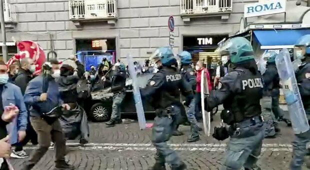 Napoli, nuovi scontri in piazza dei Martiri e piazza Amedeo: bombe carta e bottiglie contro gli agenti