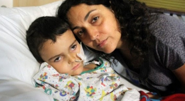 Mamma e papà scappano dall'ospedale con il figlioletto di 5 anni malato di cancro: caccia della polizia per ritrovarli