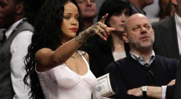 Rihanna e il "vizietto" hot: senza reggiseno alla partita di basket