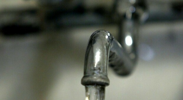 Un batterio nell'acqua del rubinetto: «Non è potabile». Scatta l'emergenza, cosa sta succedendo