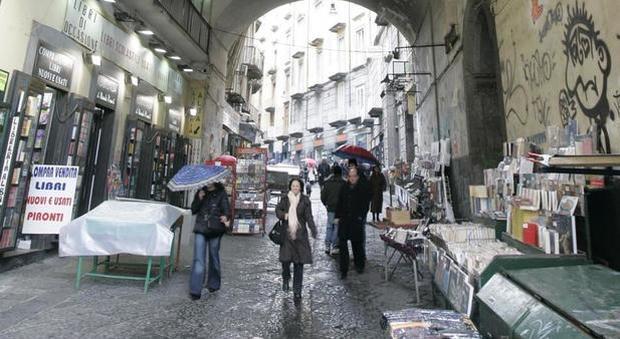 Choc a Napoli, fratelli accoltellati durante una rapina: uno è grave