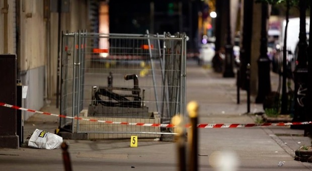 Parigi, uomo pugnala la folla con un coltello: quattro persone in gravissime condizioni