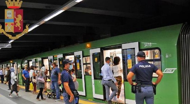 Impediscono al treno della metro di ripartire, quattro ragazzi denunciati