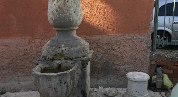 Ascoli, i vandali rompono la fontana ma sono immortalati dalle telecamere