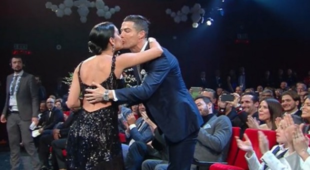 Sanremo 2020: Georgina Rodriguez balla un tango sexy, poi il bacio con Cristiano Ronaldo. «Bellissimi»