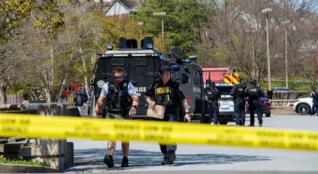 Ex studentessa con 2 fucili d'assalto e una pistola fa strage in una scuola: almeno 6 morti a Nashville