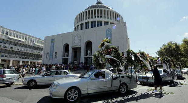 Funerali Casamonica, continua la bufera politica. M5S: «Sciogliere il Comune»