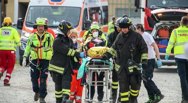Cremona, esplosione in fonderia: 5 operai feriti da olio incandescente e pezzi metallici. Tre sono gravi