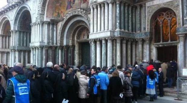 Il patriarca apre la Porta Santa davanti a ottocento persone