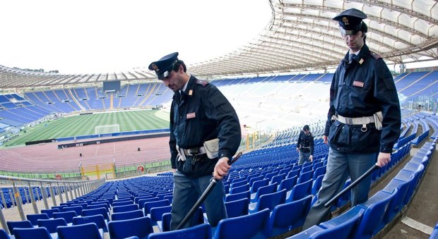 Roma, bidello-ultrà ferisce due agenti allo stadio