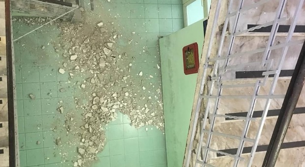 Napoli: piovono calcinacci in due scuole, scatta l'allarme sicurezza