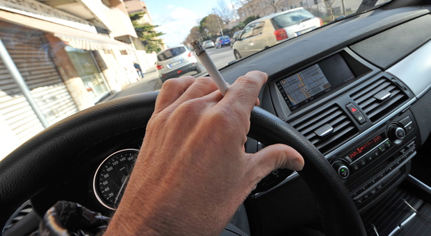 Padre fuma in auto con la figlia minorenne accanto: scatta la multa