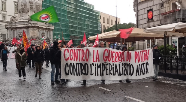 Guerra in Ucraina, la manifestazione a Napoli: «Contro Putin, contro la Nato»