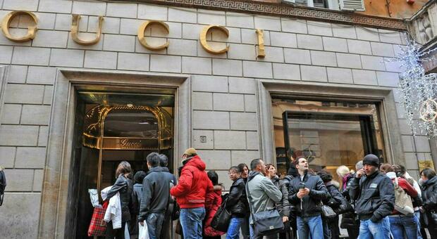 Gucci trasferisce parte dell'ufficio stile da Roma a Milano, i dipendenti non ci stanno e scendono in piazza a protestare