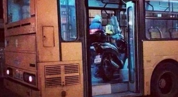 Palermo, carica lo scooter sul bus: la foto è virale