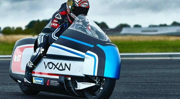 Max Biaggi batte 11 record mondiali di velocità con moto elettriche