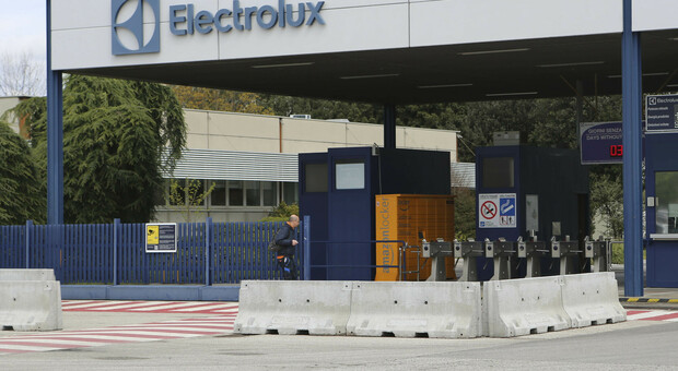 Electrolux, sì alla terza linea, darà lavoro a 100 operai: investimenti per 110 milioni